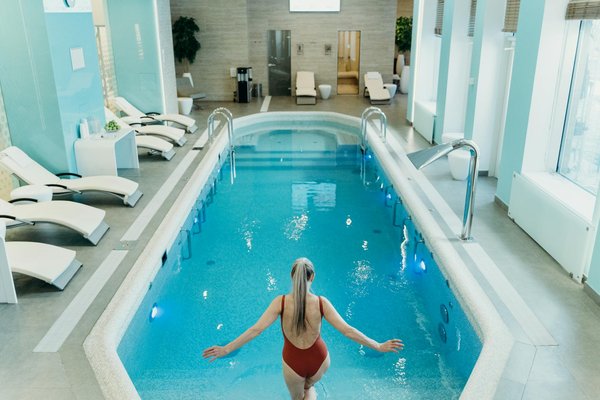 Métamorphosez votre piscine : Transformez-la en un espace familial chaleureux et convivial